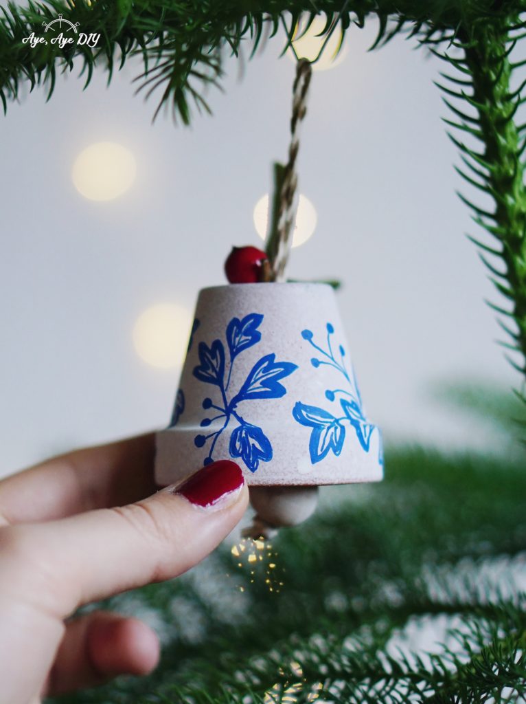 Baumschmuck basteln - Glocke aus Tontopf  
- Weihnachtsschmuck am Tannenbaum