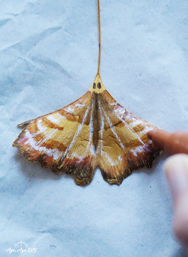 Schmetterlinge basteln mit Blättern - Ginkgo Herbstblätter bemalen