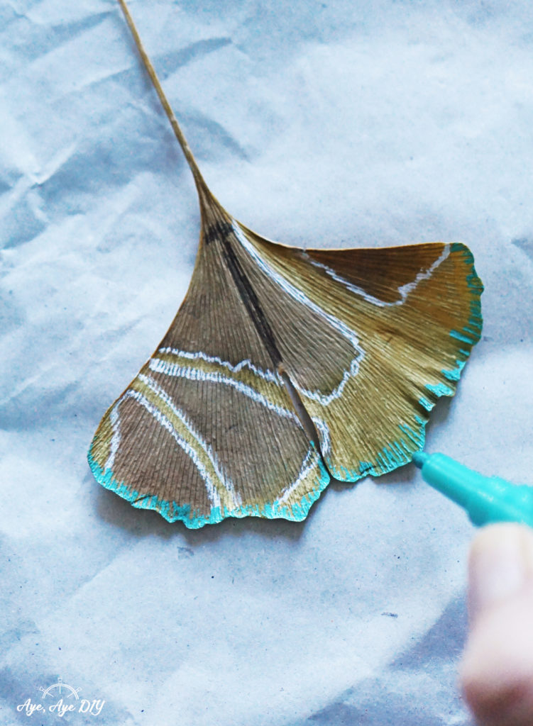 Ginkgo Blätter bemalen: Schmetterlinge basteln mit getrockneten Blättern