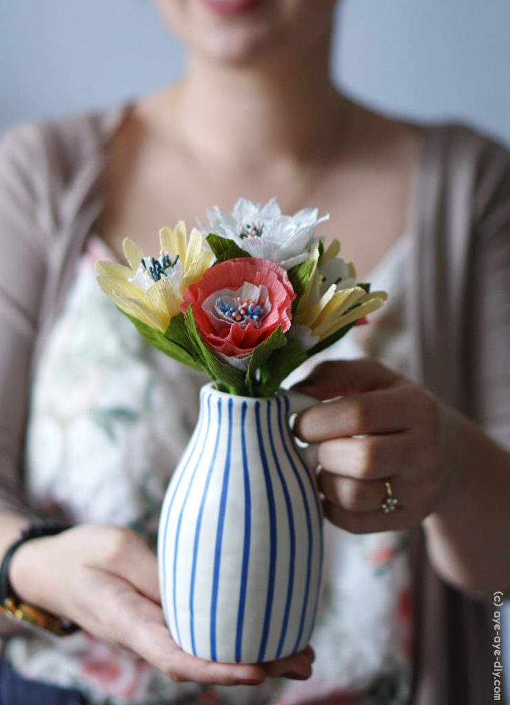 Papierblumen basteln Muttertagsgeschenk Idee zum Selbermachen
