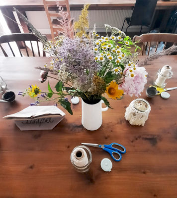 Atelier Innenansicht - Wildblumen auf dem Tisch