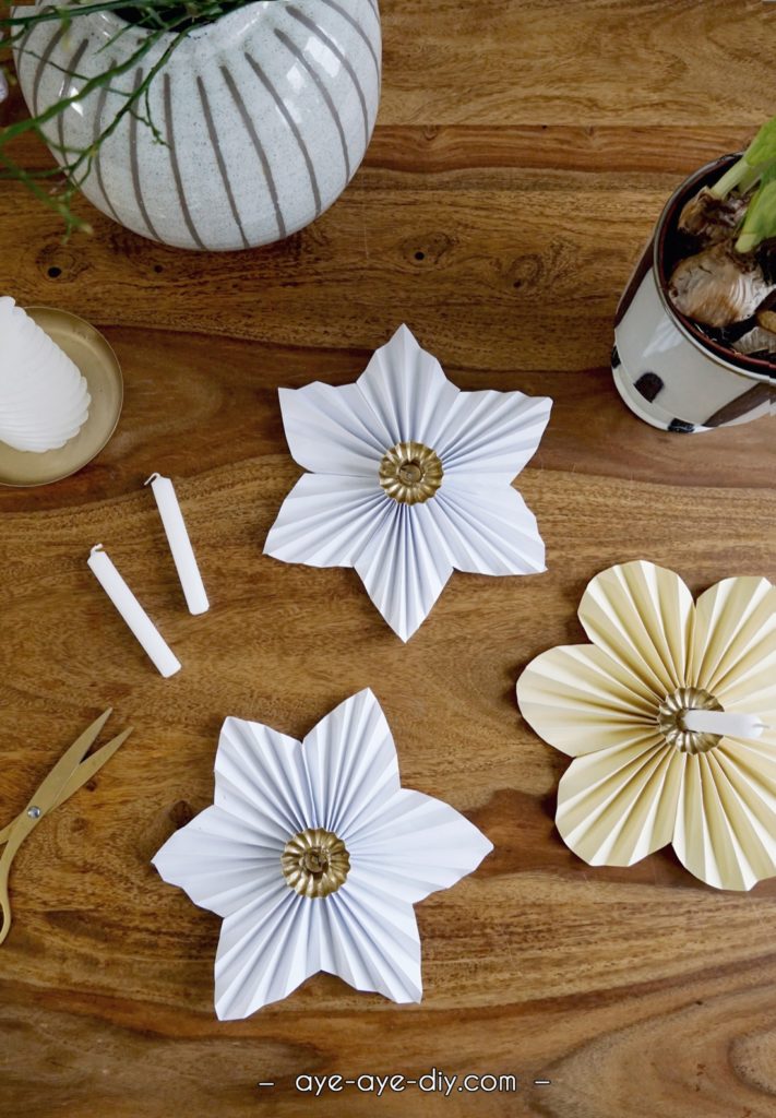 Osterglocken basteln Blumen aus Papier DIY Idee Narzissen Frühlingsdeko für den Ostertisch