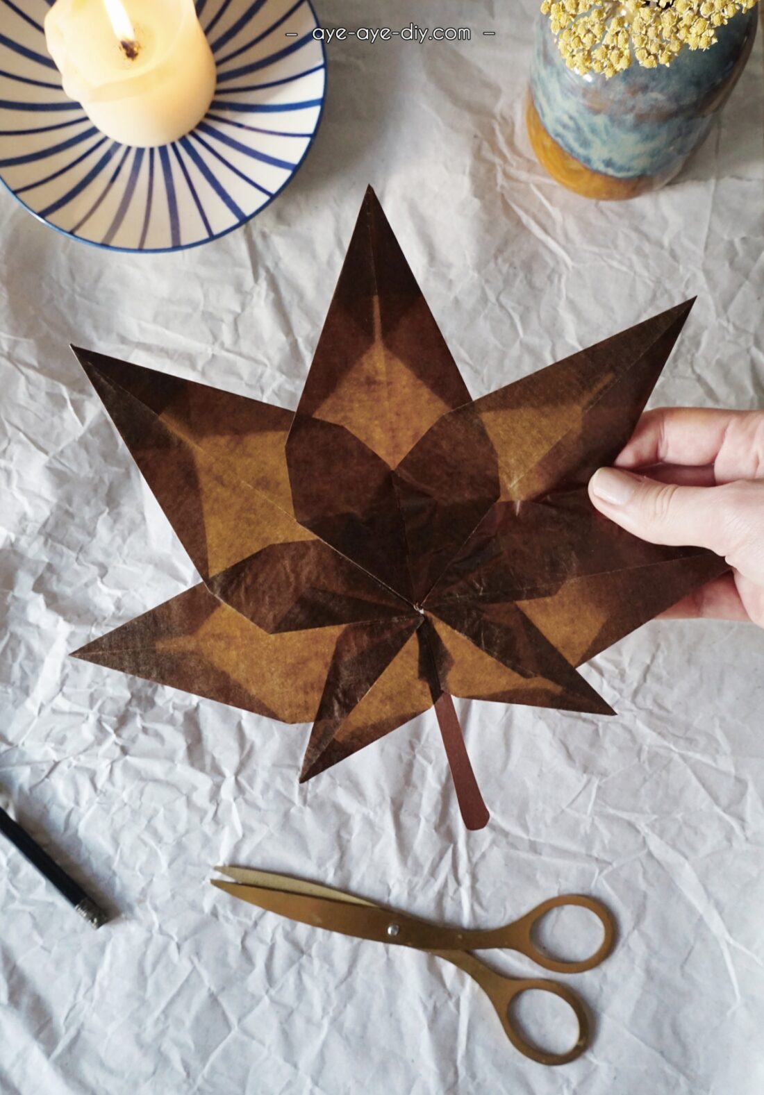 Herbstblatt basteln: Origami Ahornblatt als Fensterschmuck
